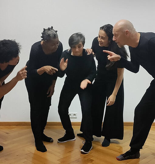 Theater: Compañía Theater spielt »Übersetzungsbüro - Stimmen ohne Grenzen«